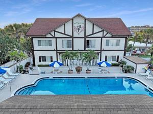 圣徒皮特海滩Palm Crest Resort Motel的从游泳池可欣赏到酒店的景色