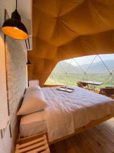 MudurnuDENGEKORU Natural Life & Glamping的帐篷内一间卧室,配有一张大床