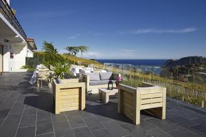 吉塔里亚桑普如登尚酒店的海景庭院配有白色家具。