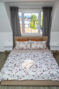 奥赫里德Finesi Apartments 2的一间卧室配有一张床,床上有毛巾