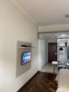 库里提巴POSIT APARTAMENTOS的客厅设有壁挂式平面电视。