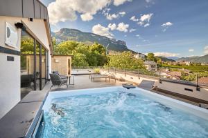 阿皮亚诺苏拉斯特拉达Appius Design Suites B&B - ADULTS ONLY的房屋庭院的热水浴池