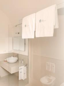 萨维勒特里Masseria Don Luigi-Luxury Farmhouse的白色的浴室设有水槽和卫生间。