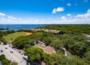 迈阿密Private Oasis at Arya的停车场和大海的顶部景色