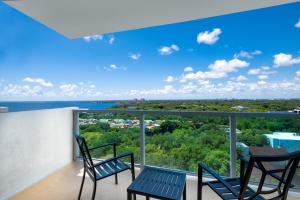迈阿密Private Oasis at Arya的阳台配有椅子,享有海景。