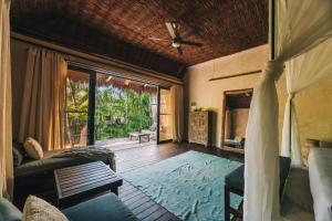 图卢姆Radhoo Tulum的带沙发和吊扇的客厅