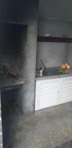 Adega do Golfinho的厨房或小厨房