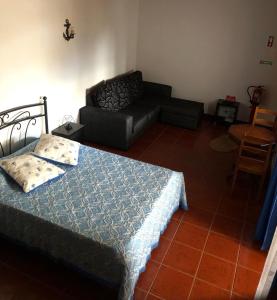 FeiteiraAdega do Golfinho的客厅配有床和沙发
