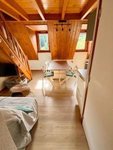 BoutxAppartement Chalet à 1400m - Station du Mourtis的房屋内的房间,配有桌椅