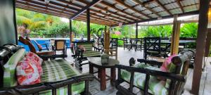 桑迪湾Guava Grove Resort & Villas的一个带桌椅和顶棚的庭院