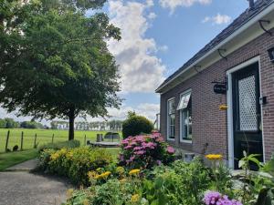 NoordbeemsterVakantieboerderij Huize Nuis的花房外的花园