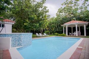 ParaísoImpresionante villa con piscina Metro Country Club的一个带凉亭的庭院内的游泳池