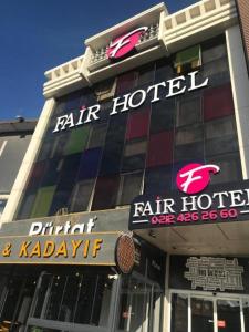 伊斯坦布尔Istanbul Fair Hotel的上面有星酒店标志的建筑