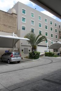 瓜达拉哈拉波托韦洛酒店的停在大楼前停车场的汽车