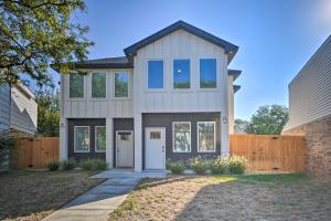 阿马里洛Bright Amarillo Townhome Near Parks and Town!的白色房子