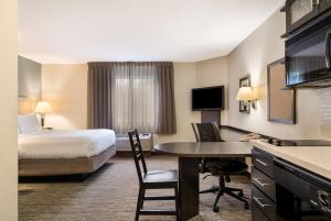 汉普顿Sonesta Simply Suites Hampton的配有一张床和一张书桌的酒店客房