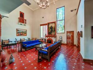 绍其德贝克Rancho La Joya的客厅设有蓝色的沙发和壁炉