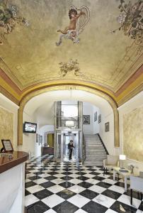博萨Palazzo Pischedda的站在建筑走廊上,天花板上的人