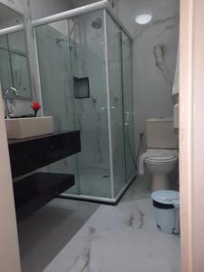 萨尔瓦多Bahia Flat 301的一间带玻璃淋浴和卫生间的浴室