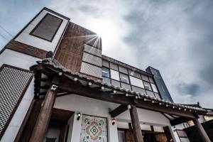 全州市HotelArrive Jeonju Sihwayeonpung的房屋设有瓷砖屋顶