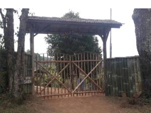 阿尤鲁奥卡Chalé Sabiá的木门,木栅栏