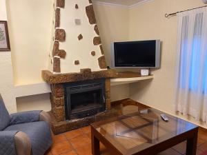 鲁伊德拉Villa Emilia的客厅设有壁炉和电视。