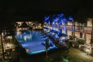 邦涛海滩Chivatara Resort Bang Tao Beach Phuket - SHA的夜晚的游泳池,灯光蓝色