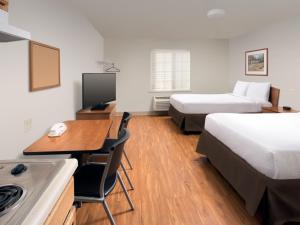 斯普林菲尔德Extended Stay America Select Suites - Springfield - South - Battlefield的酒店客房配有两张床和一张书桌