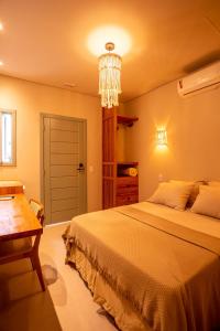 圣保罗Casa Savana的一间卧室配有一张大床和一个吊灯。