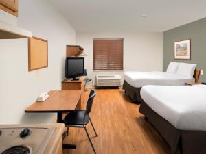 普兰菲尔德Extended Stay America Select Suites - Indianapolis - Plainfield的酒店客房设有两张床和一张带电脑的书桌