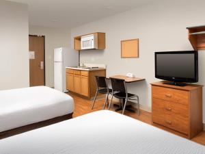 弗洛伦斯Extended Stay America Select Suites - Cincinnati - Florence - Airport的酒店客房设有两张床和一台平面电视。