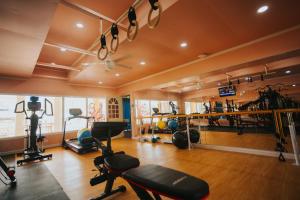加拉班国都酒店的一间健身房,里面有很多健身器材
