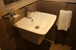 吉达المهيدب للوحدات السكنيه - البوادي的浴室内的一个白色水槽,配有毛巾
