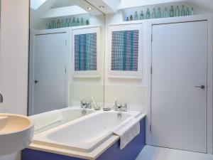 LoanheadTigh Nam Muc的白色的浴室设有浴缸和水槽。