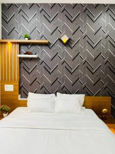 瓦亚纳德Milaano Orchids, Service Villa, Kammana Mananthavady的卧室配有白色的床和墙壁
