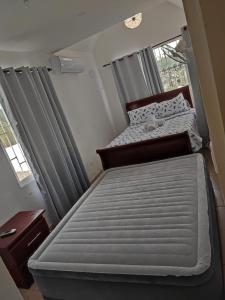 圣塔芭芭拉-山美纳Samana house的一间卧室设有一张床和一个窗口