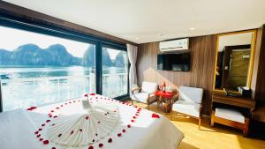 下龙湾UniCharm Cruise的一间卧室,配有一张红色的床