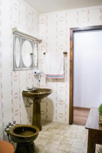 本图贡萨尔维斯Casa Di Mattoni的一间带水槽和卫生间的浴室