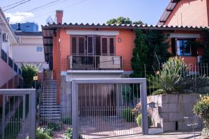 本图贡萨尔维斯Casa Di Mattoni的前面有门的房子