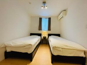 东京SALON渋谷5B的小型客房 - 带2张床和窗户