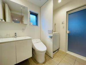 东京SALON渋谷5B的白色的浴室设有卫生间和水槽。