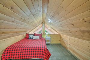 帕克伍德Wandering Elk Cabin Retreat with Golf Access!的小木屋内的大型客房 - 带一张床