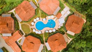 别霍港Terrazas del Caribe Aparthotel的享有带游泳池的别墅的顶部景致