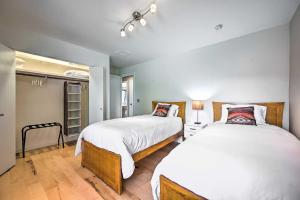 塞多纳Scenic Sedona Duplex - Cathedral Rock Views!的一间卧室配有两张床和一个步入式衣柜