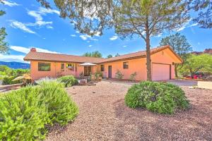 塞多纳Scenic Sedona Duplex - Cathedral Rock Views!的院子里有树的橘子房子