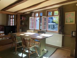 蒙绍An der Rur - 4 Apartments mitten in Monschau的一间带桌椅和窗户的用餐室