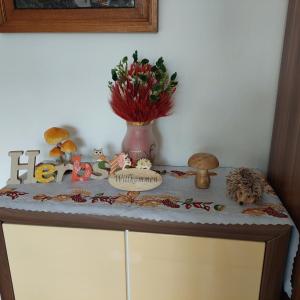 欧波楚巴赫Ferienwohnung/ Ferienresidenze Manuela的一张桌子,上面有花瓶和蛋糕