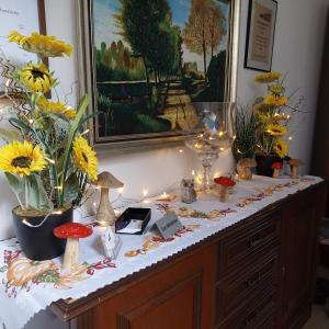 欧波楚巴赫Ferienwohnung/ Ferienresidenze Manuela的上面有鲜花和蜡烛的桌子