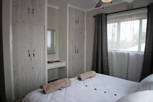 圣卢西亚Uitspan的一间卧室配有一张床,上面有两条毛巾