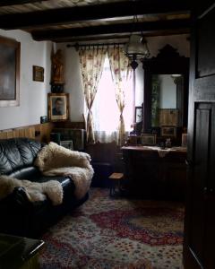 KőszegszerdahelySasfészek Pihenő的带沙发和镜子的客厅